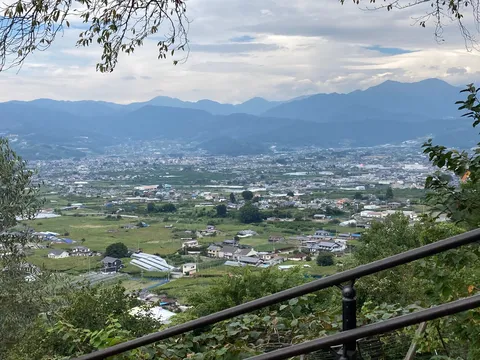 山裾に広がる町並みと緑のコントラスト
