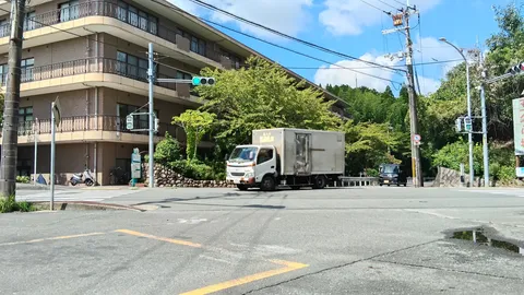 信号とトラックの静かな一枚