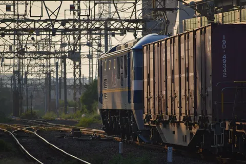 夕暮れに佇む貨物列車の力強さ
