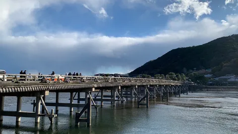 山と橋と人々の静かな時間