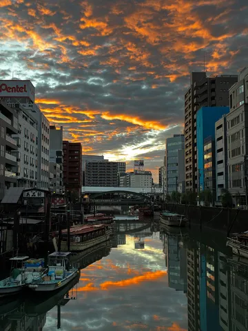 夕焼けが水路をジャック