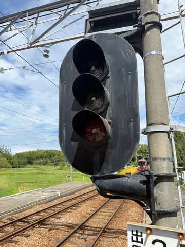 信号機と線路の交差点