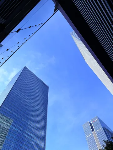 青空にそびえる摩天楼
