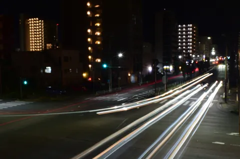 光の軌跡が描く夜の交差点
