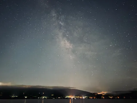 星降る夜の湖畔