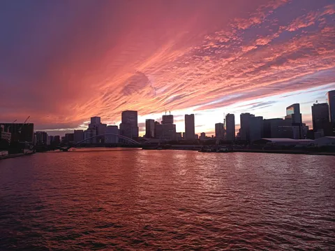 街並みを染める夕焼けの空