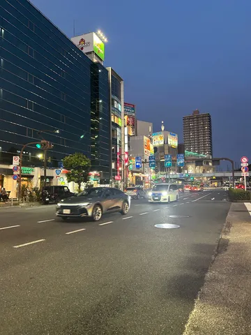 黄昏とネオンの交差点