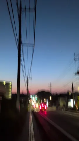夕暮れと電線の街角