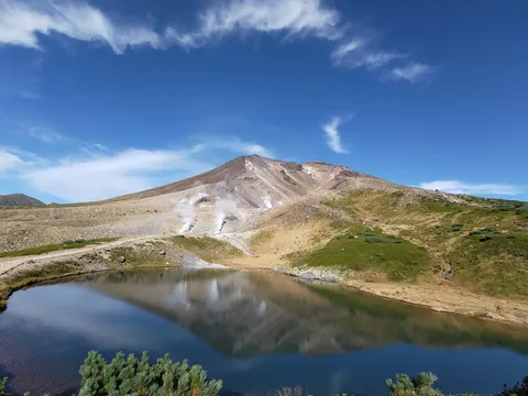 湯けむりに包まれる神秘の湖