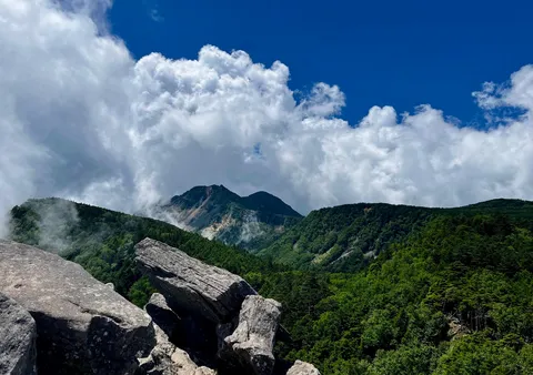 雲と山をつなぐ静寂の一歩