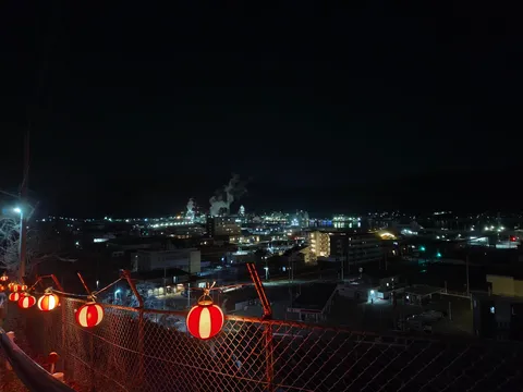 夜景に灯る縁日の灯り
