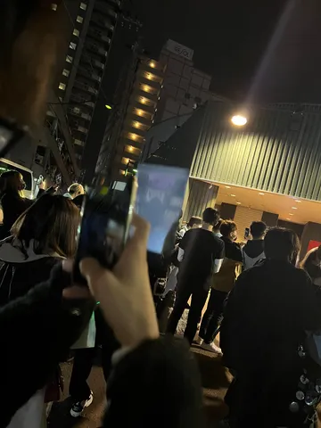 夜の街角、スマホ越しの世界