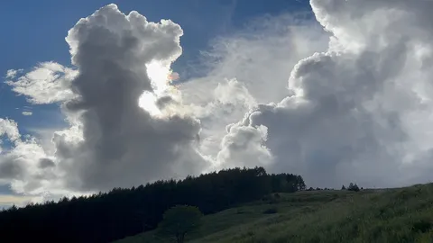雲の彫刻、山並みの静寂