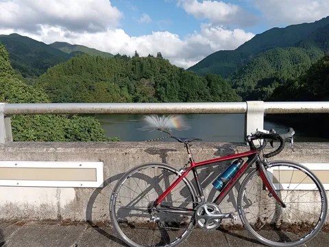 緑深き山と湖、サイクリングの休息