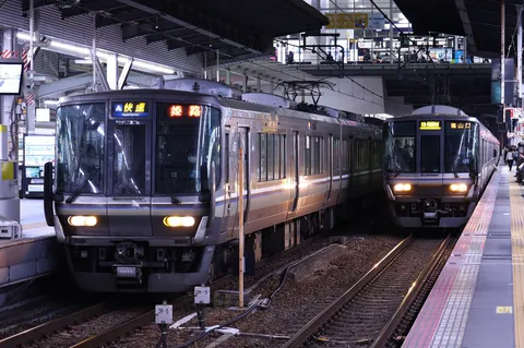 夜の駅に佇む、旅路の始まり