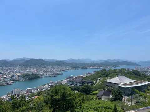 港町と緑の丘のパノラマ