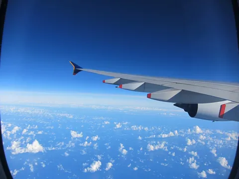 雲海の上を飛ぶ、青い空への旅