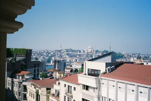 都心に浮かぶ青い余韻