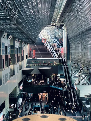 未来的な大空間を行き交う人々