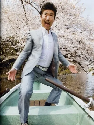 桜舞う水辺でユニークな瞬間