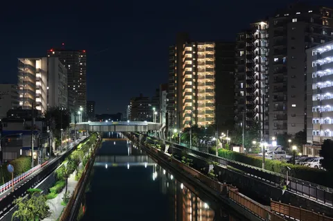 夜の水路に映る灯り