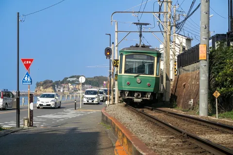 青空と海沿いの電車道