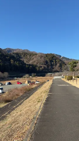 静寂に包まれた、秋晴れのキャンプ
