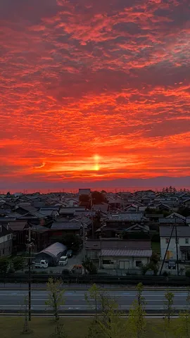 燃えるような空と街並み