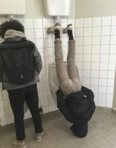 トイレで逆さま、一体何が？