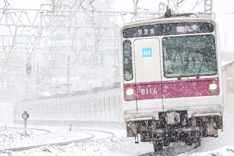 雪原を駆ける銀色の列車