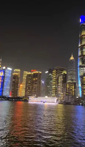 都会の夜景、水辺の灯り