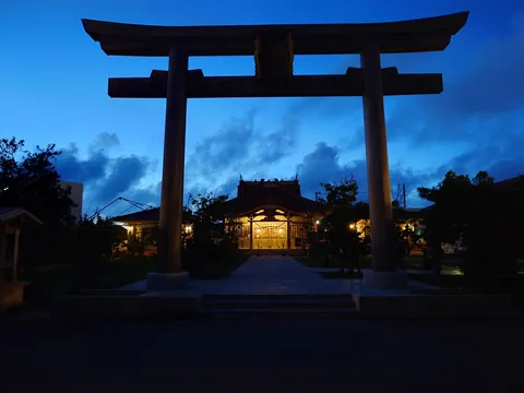 黄昏時、静寂の鳥居と光
