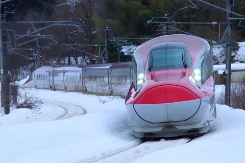 雪原を駆ける真っ赤な新幹線