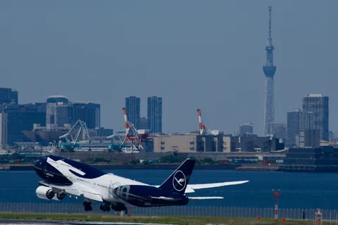 スカイツリーも思わず見上げる、空の旅路
