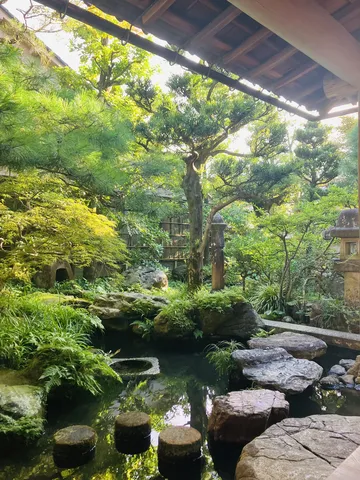 屋根越しに望む静かな庭