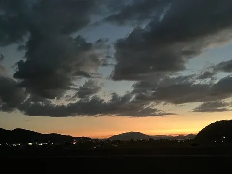 空と雲が織りなす夕暮れ