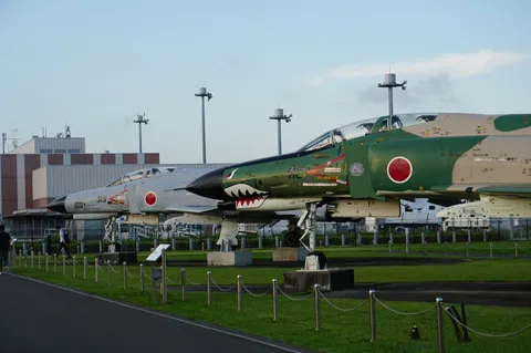 空と旧型戦闘機、哀愁の格納庫