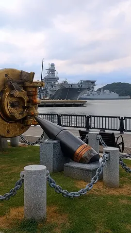 港に佇む巨大な砲弾と艦船