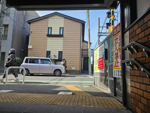 日常の交差点、信号待ち
