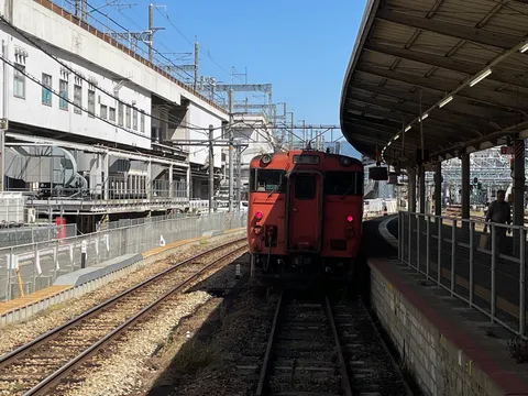 昭和レトロな駅に佇む赤い列車