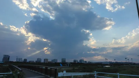光芒が織りなす空のカーテン