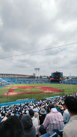 野球観戦、晴れ間を待つ空模様