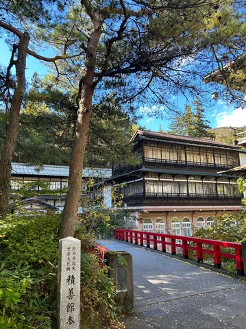 紅い欄干と木漏れ日の路