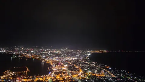 夜景と海、無限の光の絨毯