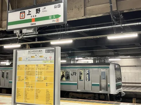 上野駅の日常、電車を待つホーム