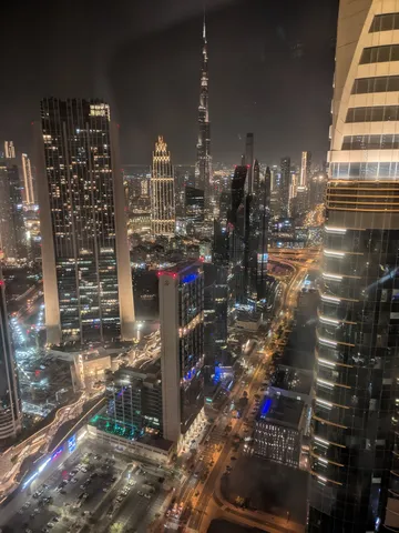 煌めく摩天楼、都市の夜景