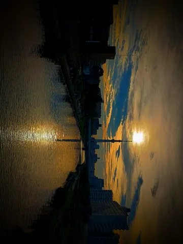 夕暮れ、水面に映る希望
