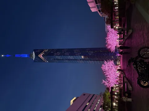 夜空に映える高層ビルとピンクの道