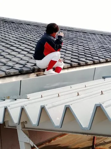 瓦屋根の上の秘密基地