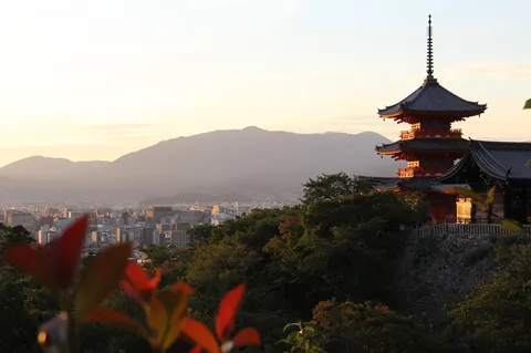 夕暮れに染まる古都の寺社仏閣